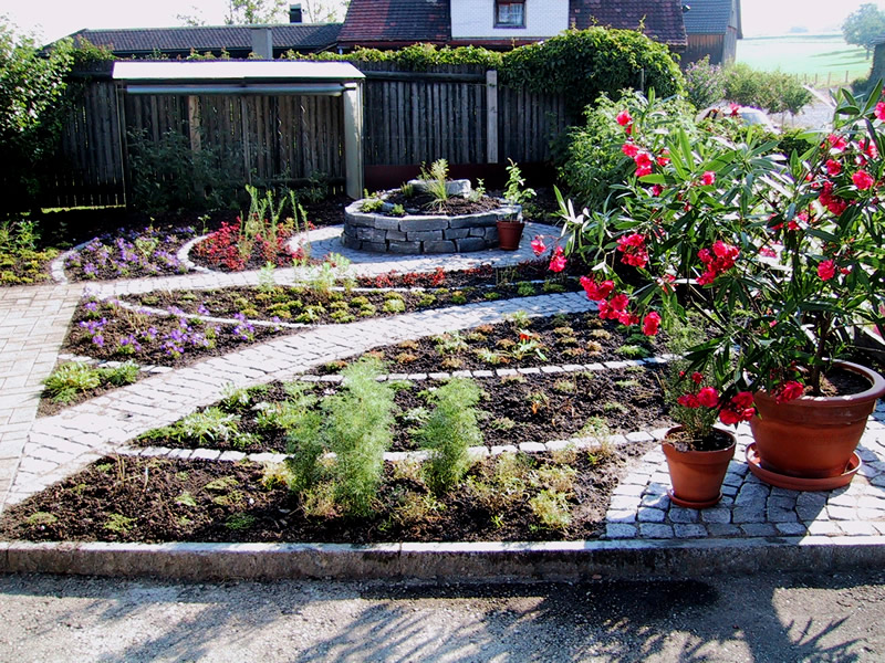 Gemüsegarten mit Kräuterspirale