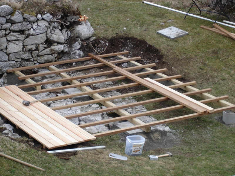 Fundament für neuen Sitzplatz mit Holzterrasse