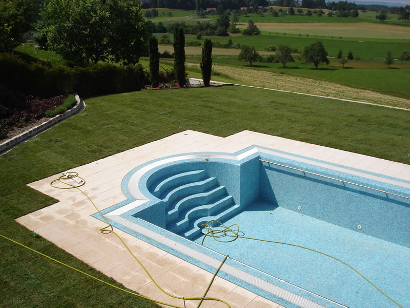 Neugestaltete Garten- und Poolanlage