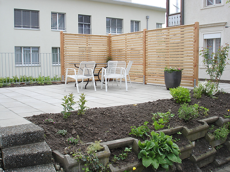 Neuer, vergrösserter Sitzplatz mit neuen Sichtschutzwänden